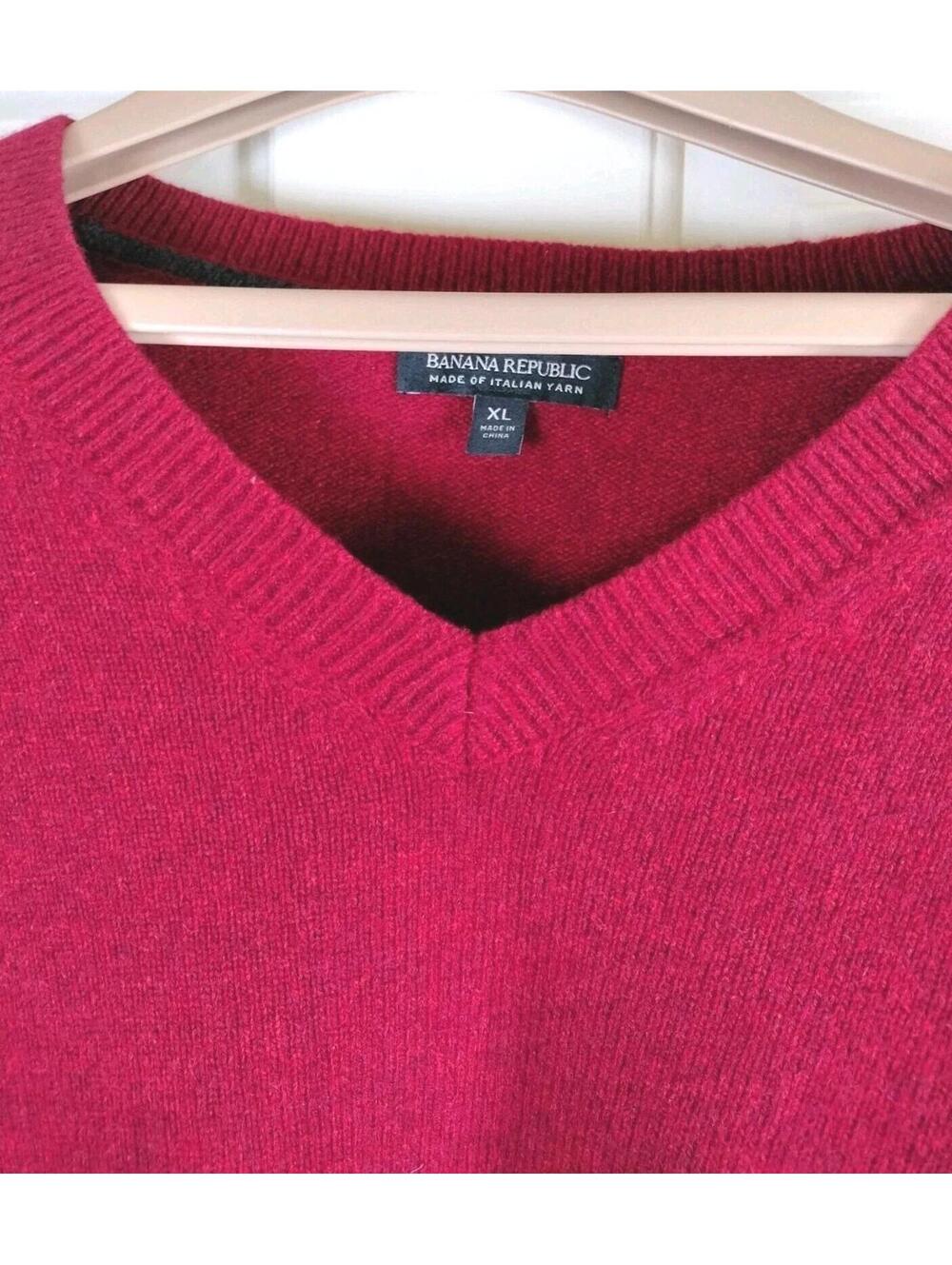 Banana Republic Merino Wool  Men’s Raspberry XL V-Neck Italian Yarn‎ Pullover